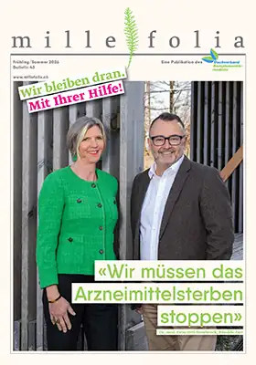 Zwei Personen lächeln auf dem Titelbild des Millefolia-Bulletins 43 in die Kamera